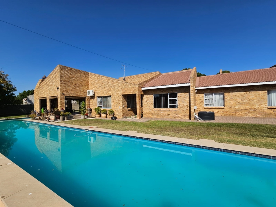 4 Bedroom Property for Sale in Jim Fouchepark Free State